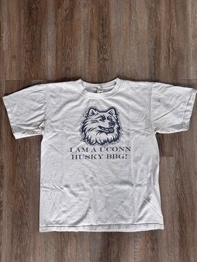 Vintage I Am A UCONN Husky T-Shirt - size Medium